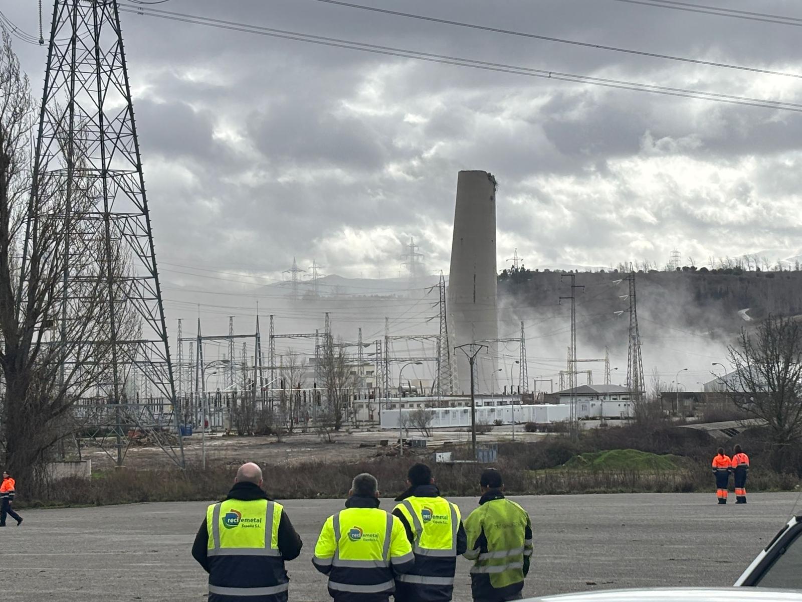 Una de las chimeneas se ha mantenido en pie. | JAVIER FERNÁNDEZ