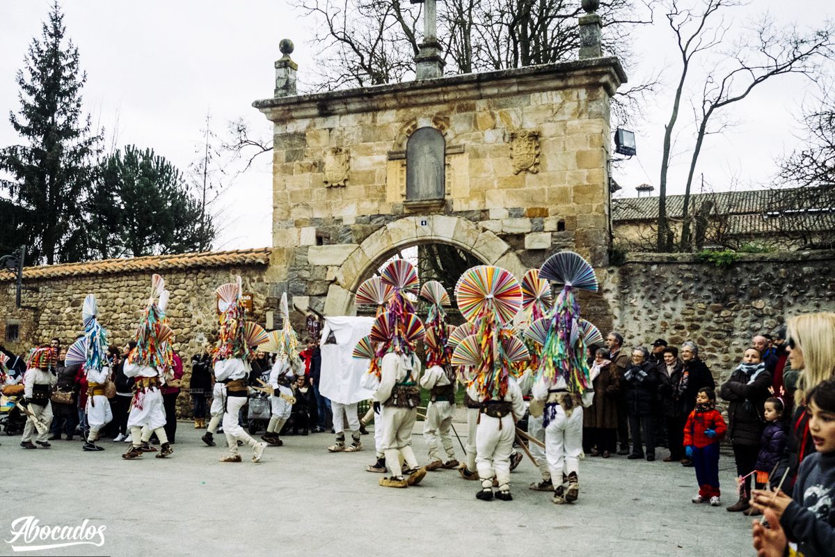 Figuras rituales y grotescas recorren el pueblo entre el juego, el miedo y la risa colectiva.|ABOCADOS