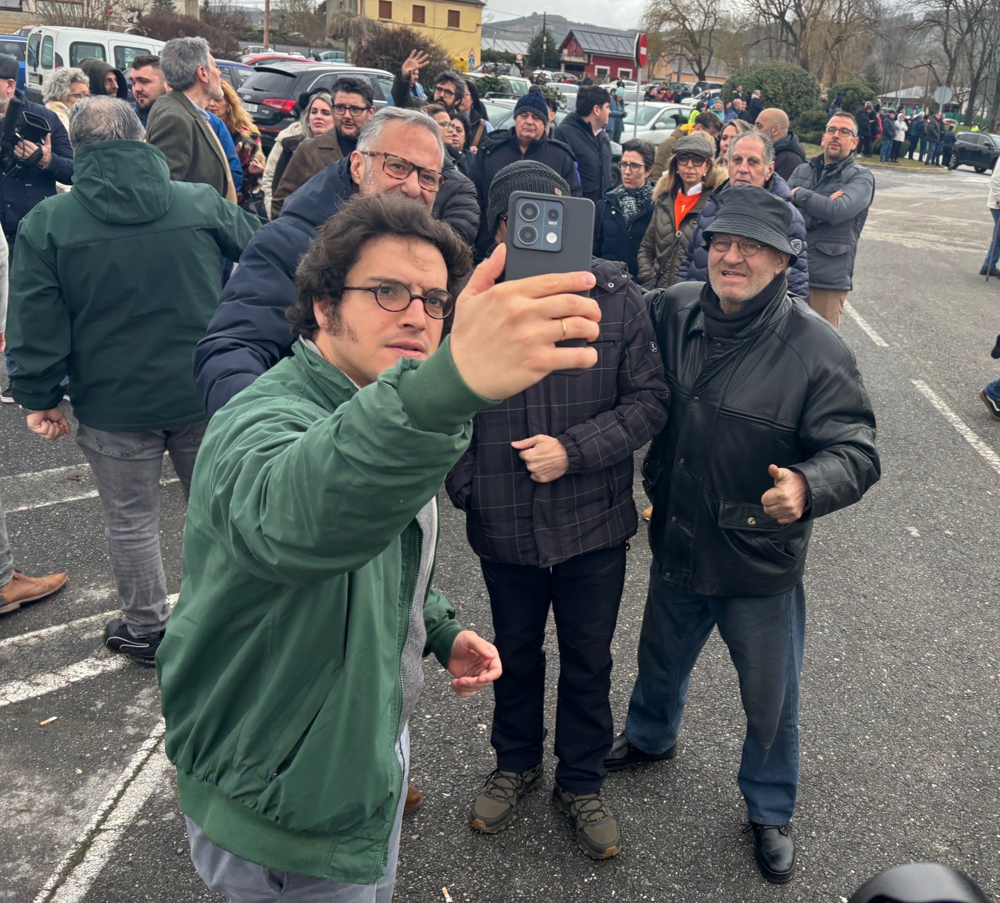 Fotografía del acusado por la patada a Olegario Ramón con la cúpula de Vox. | L.N.C.