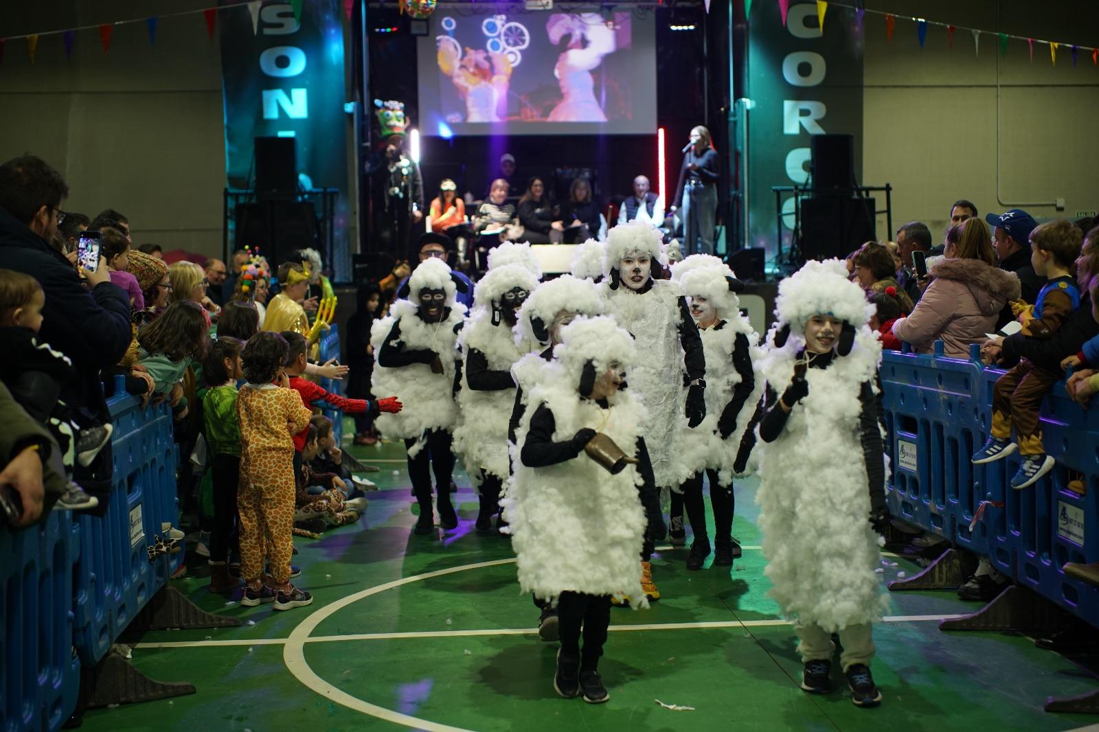 Una tarde de fiesta abierta a todos los que se quieran acercar hasta Azadinos para disfrutar del ambiente del carnaval  (2)