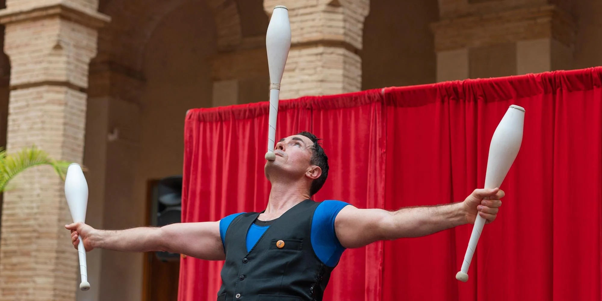 Un misterioso personaje y una función llena de humor e incertidumbre. |LA PEQUEÑA VICTORIA CEN