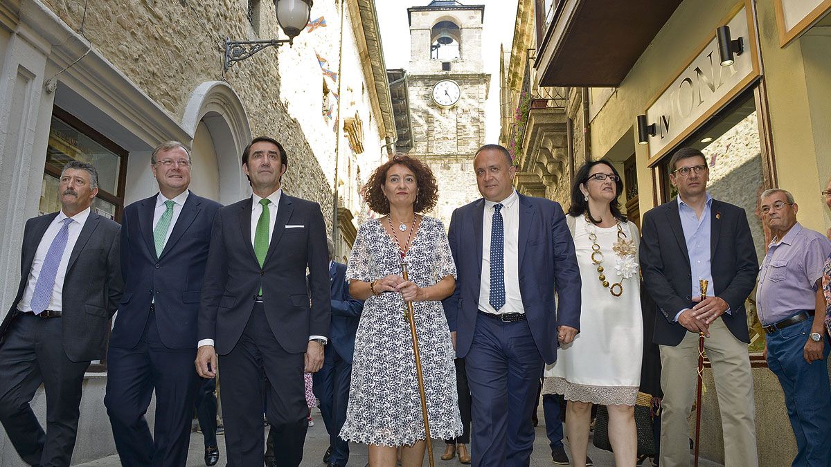 Las autoridades salieron juntas para procesionar hasta la Basílica, donde se unieron a la imagen de la Virgen de La Encina. | MAURICIO PEÑA