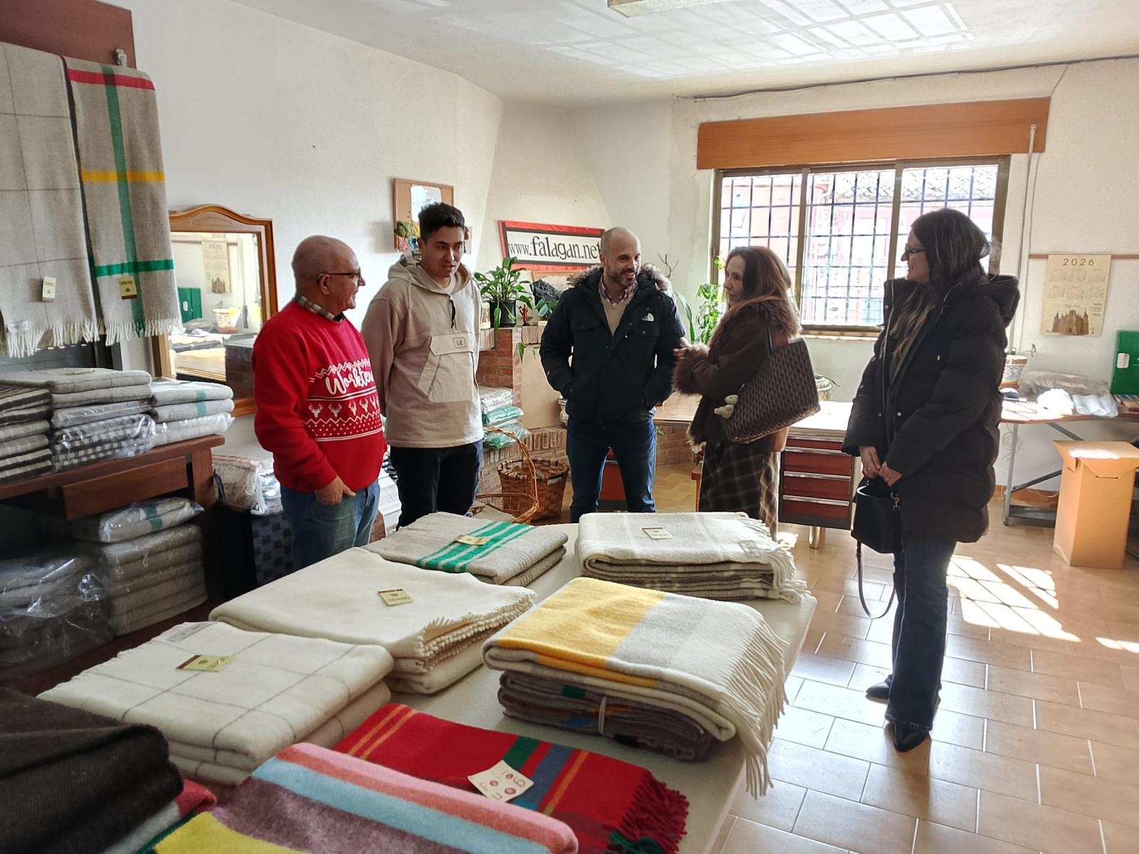 María José Álvarez Casais durante su visita a Val de San Lorenzo, tras pasar por Astorga. | L.N.C.