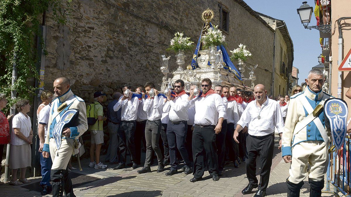 La Virgen fue portada a hombros hasta la Plaza del Ayuntamiento para recibir la ofrenda de Torre. | MAURICIO PEÑA