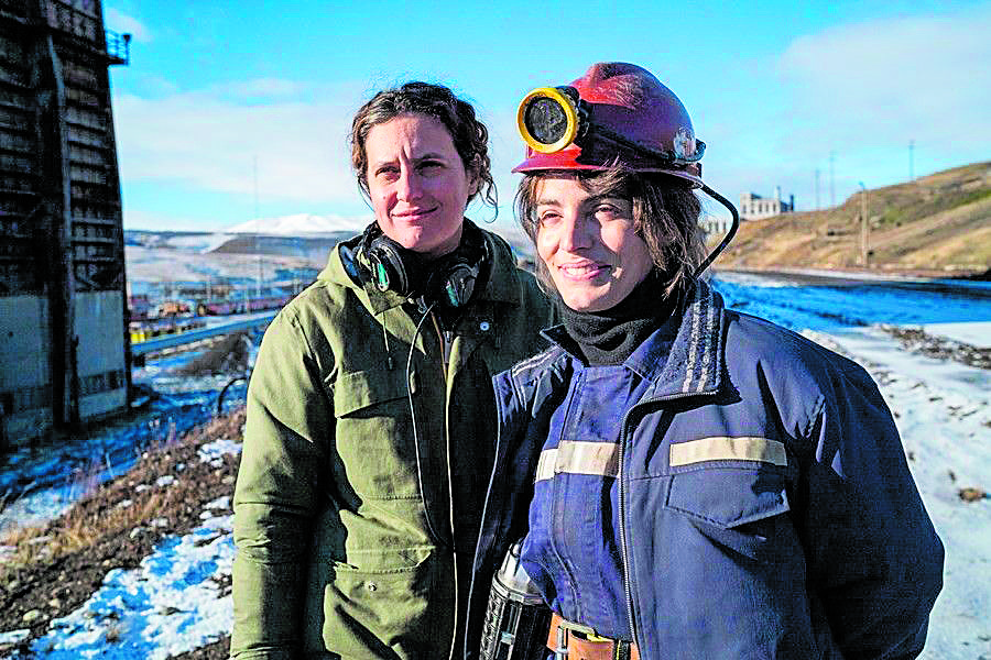 La directora de ‘Miss Carbón’, Agustina Macri, con la actriz que interpreta a Carlita, Lux Pascal, en el rodaje de la película que este viernes llega al MSM.