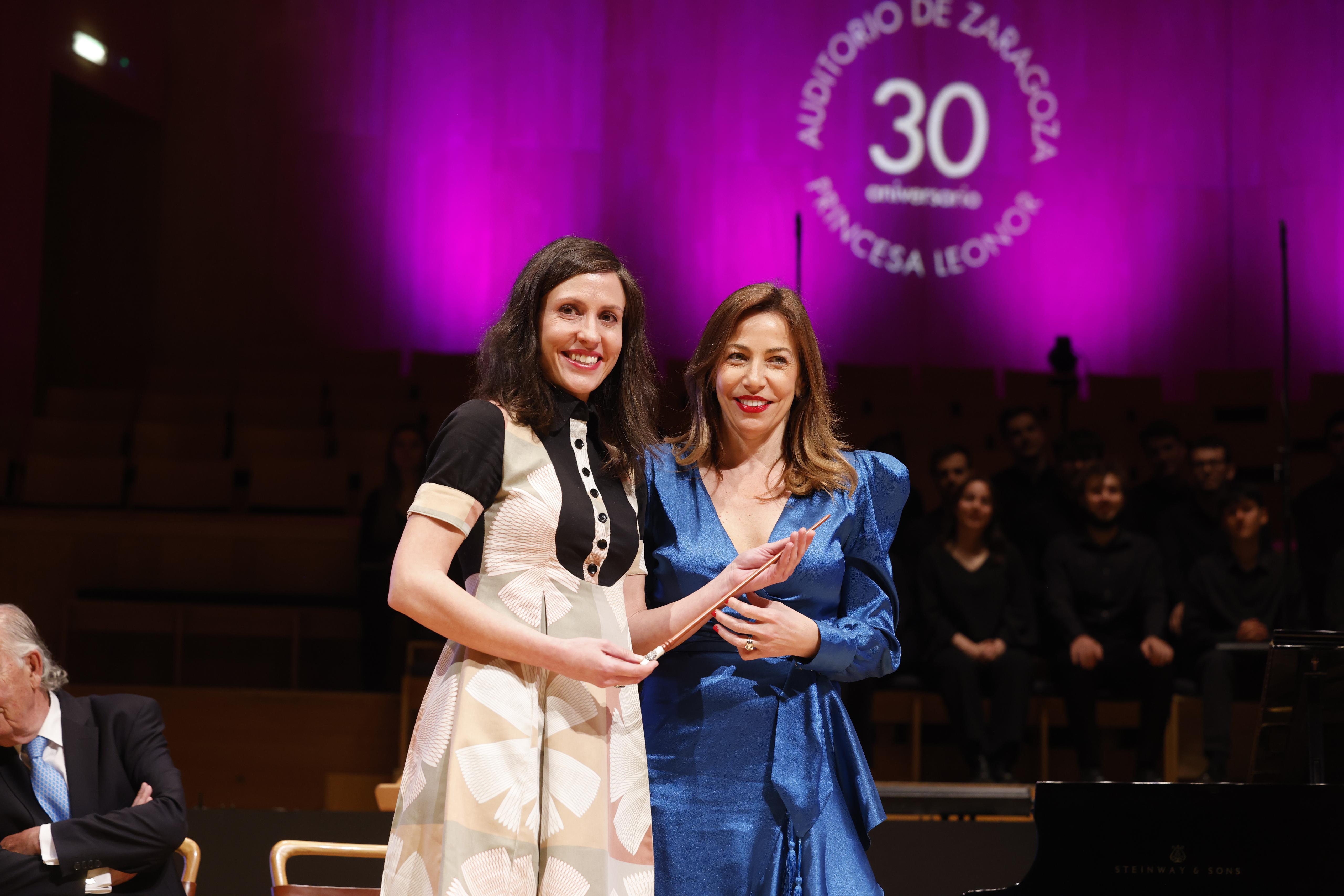 La leonesa (izquierda) recogiendo el Premio Auditorio de Zaragoza Princesa Leonor a Radio Clásica. | CEDIDA