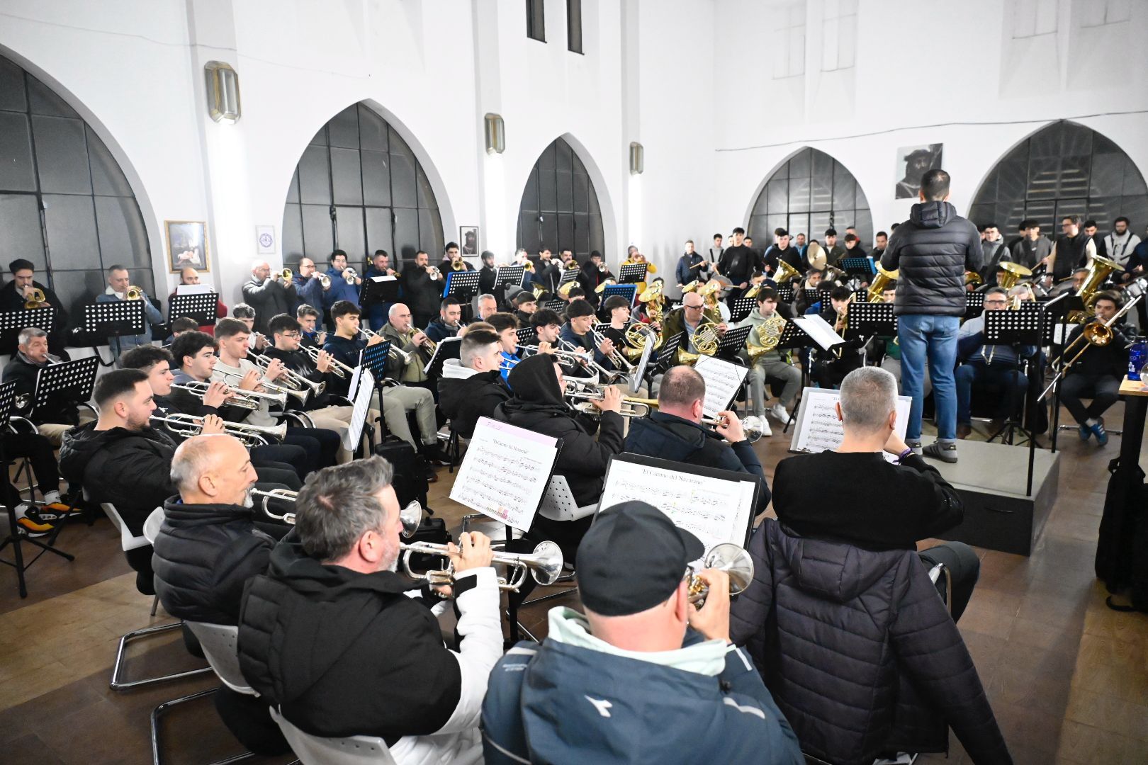 Último ensayo este jueves de la Agrupación Musical del Nazareno en el seminario de la carretera de Asturias. Este viernes ensayarán en el Palacio y ya el sábado, toca triunfar y disfrutar. | SAÚL ARÉN