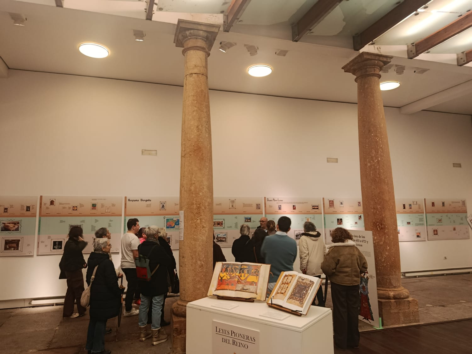 Visitantes recorren la exposición “Leyes Pioneras del Reino” en Oviedo, que se prorroga hasta el 14 de febrero | L.N.C.