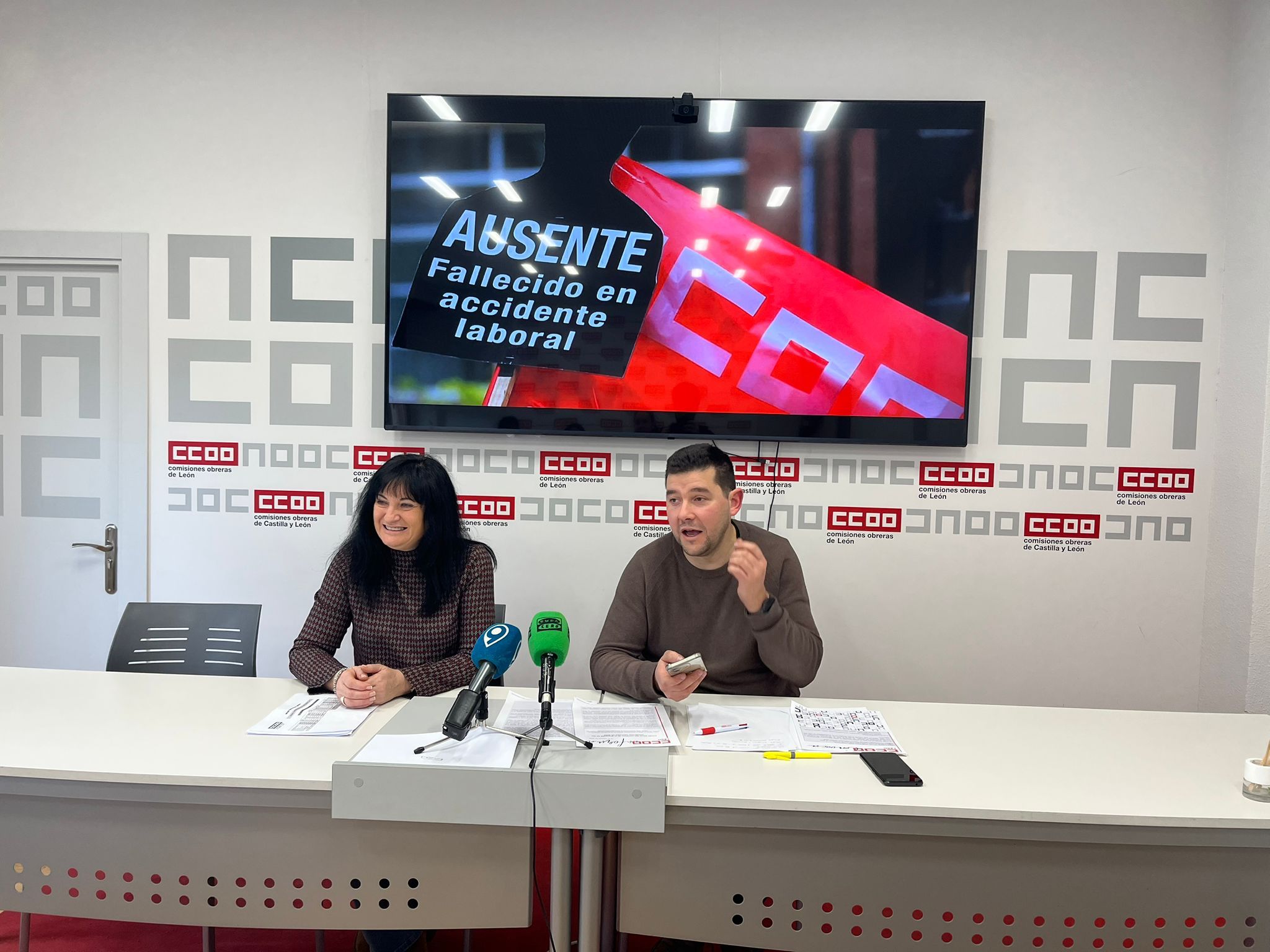 Covandoga Bernardo, técnica de Salud Laboral en CCOO León y Agustín Fernández, secretario de Acción Sindical. | L.N.C.