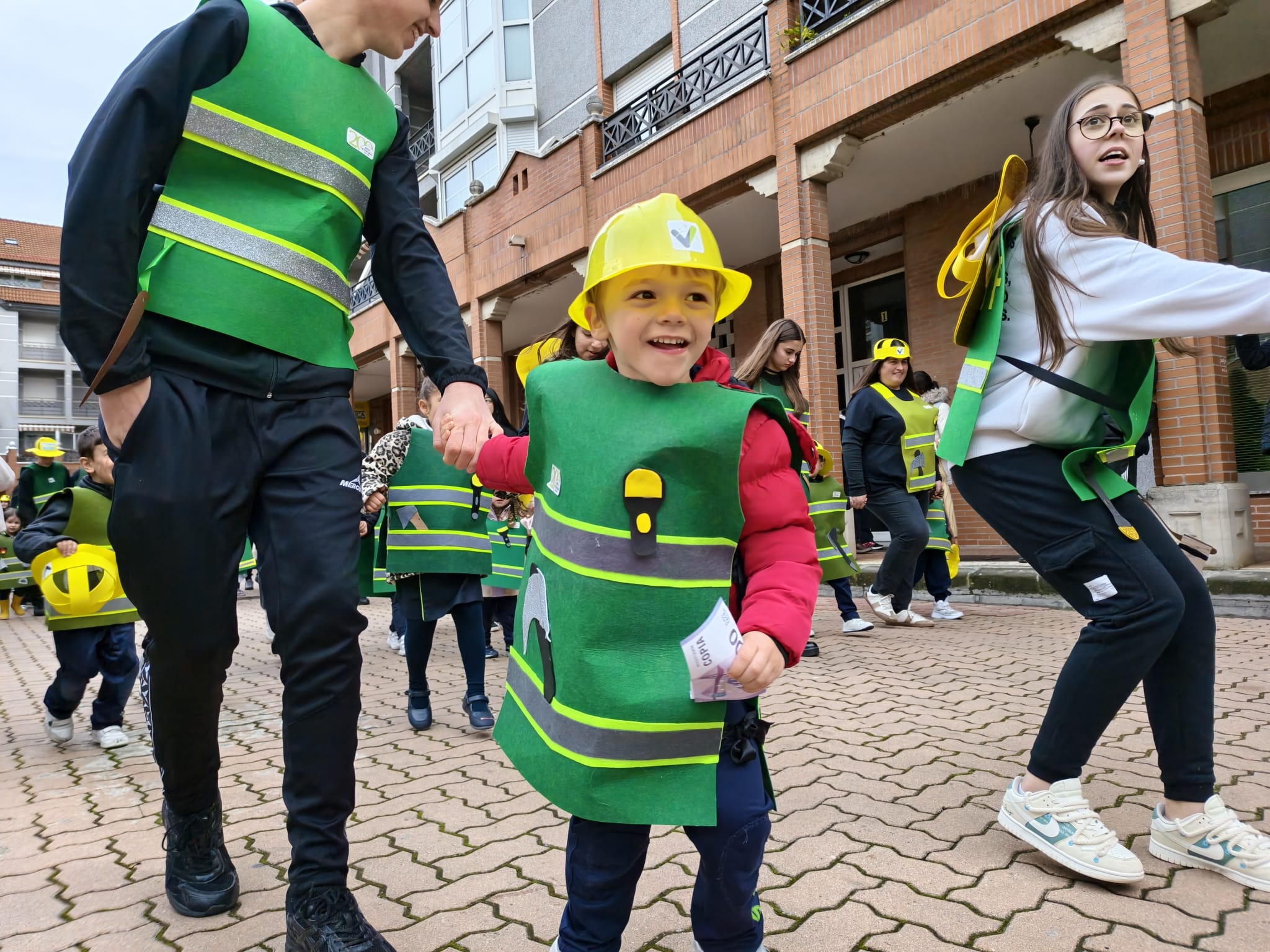 El espíritu carnavalero se impregna en los bañezanos desde bien pequeños. | ALEJANDRO RODRÍGUEZ