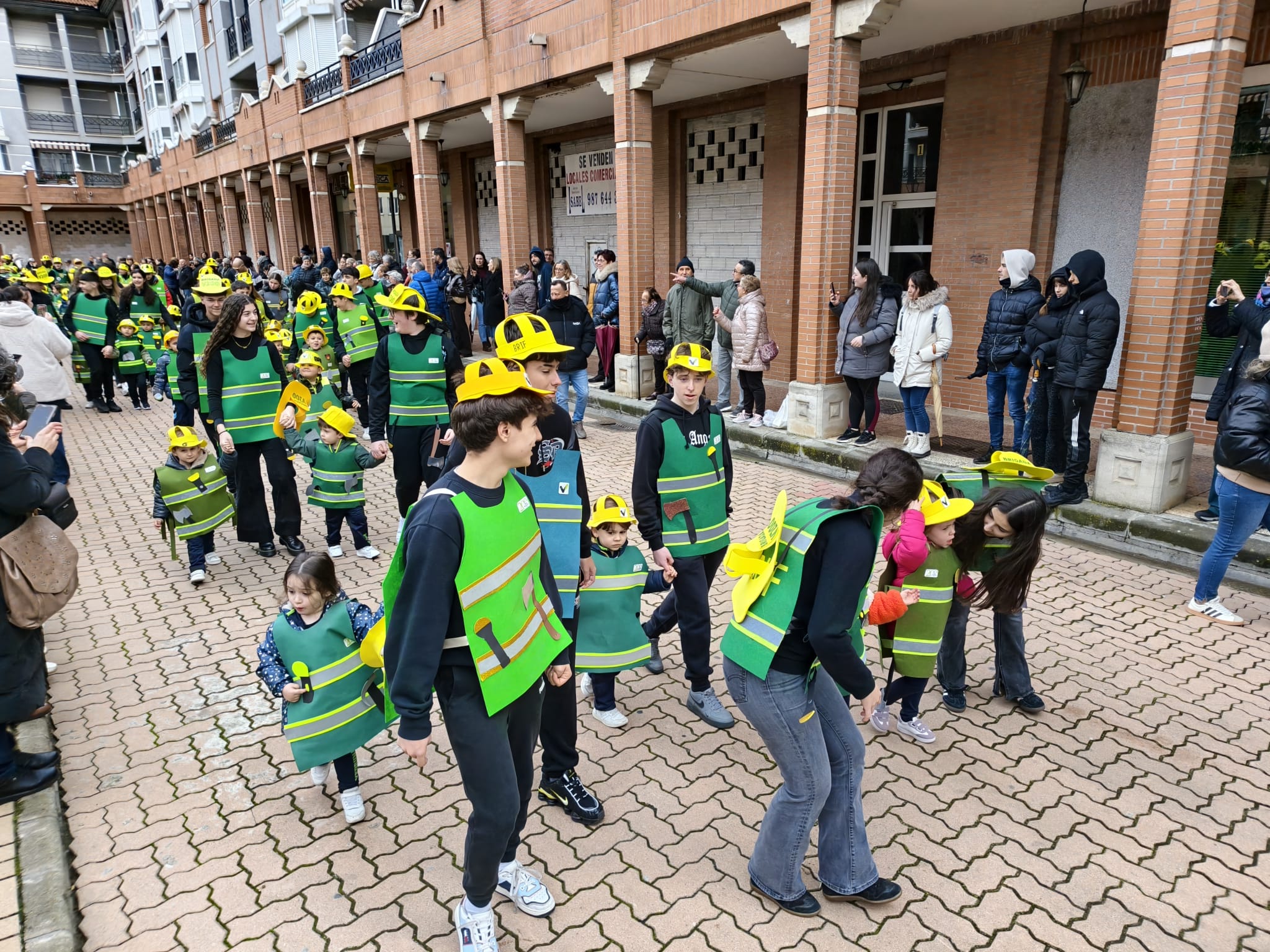 Desfile escolar de ayer por la mañana en el que finalmente solo participó el Colegio Nuestra Señora del Carmen por la amenaza de lluvia. |ALEJANDRO RODRÍGUEZ