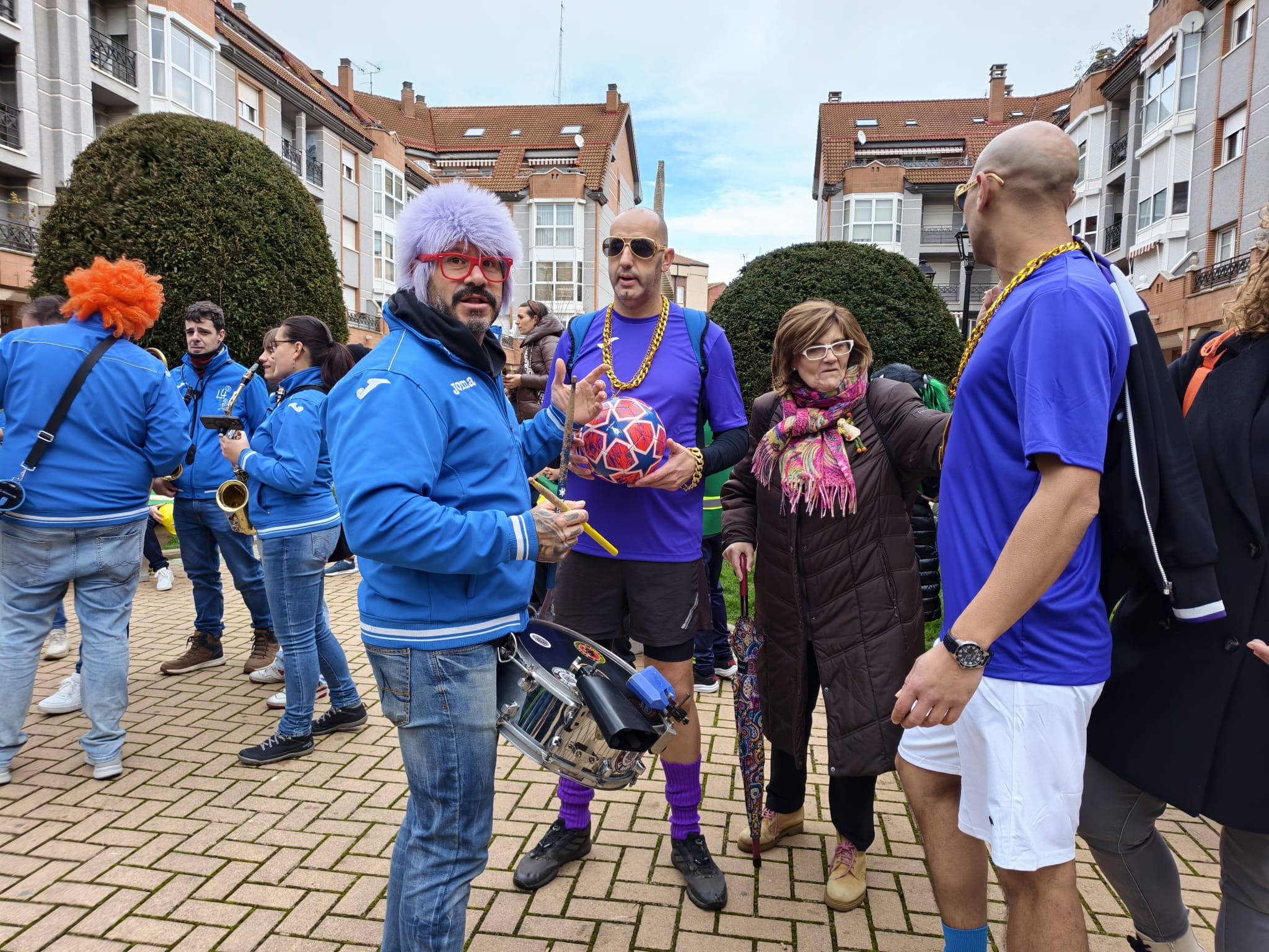 Futbolistas bañezanos agraciados con ‘El Gordo’ presumiendo de joyas. | A. RODRÍGUEZ