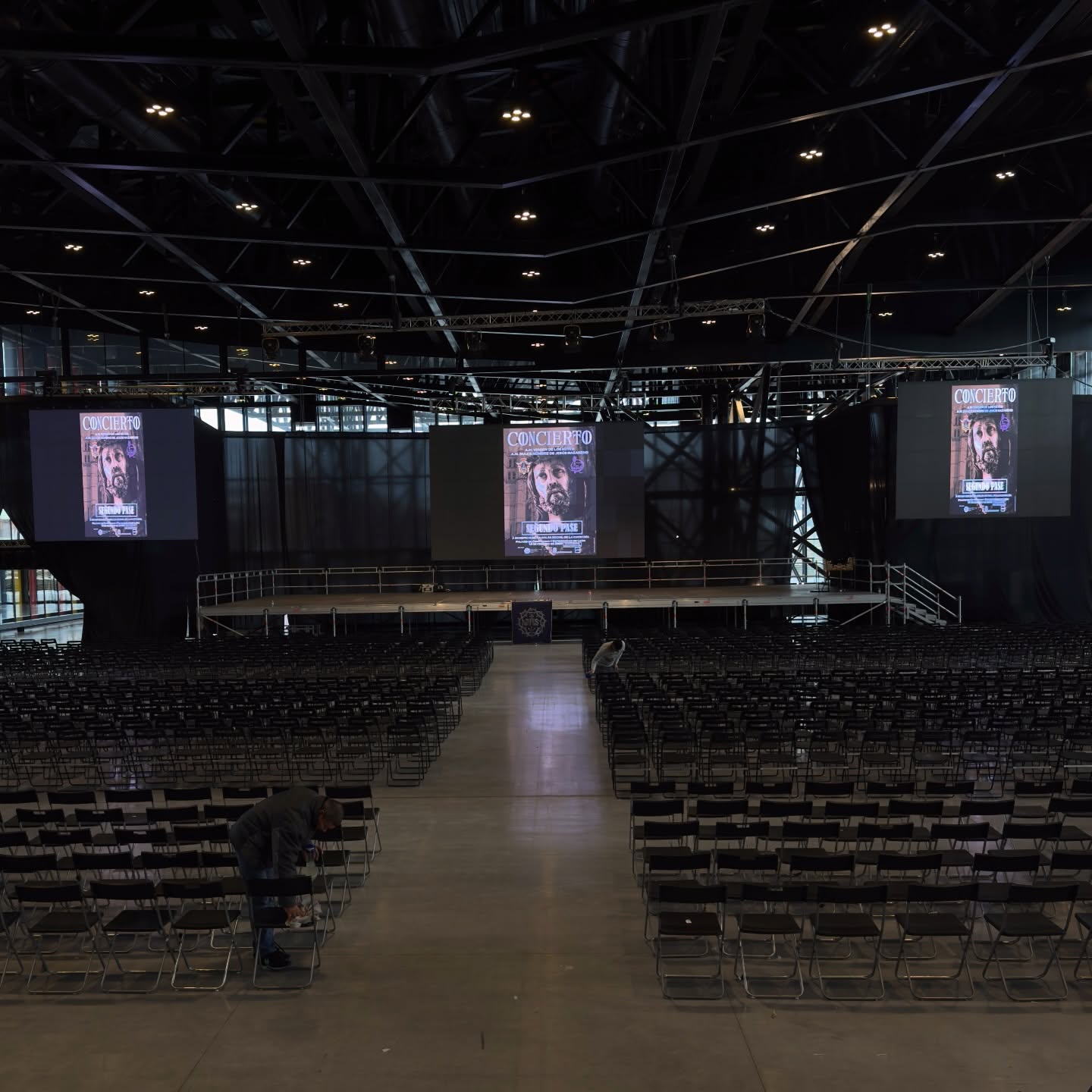Imagen del escenario que acogerá este sábado el concierto entre el Nazareno y Virgen de los Reyes. | JHS LEÓN