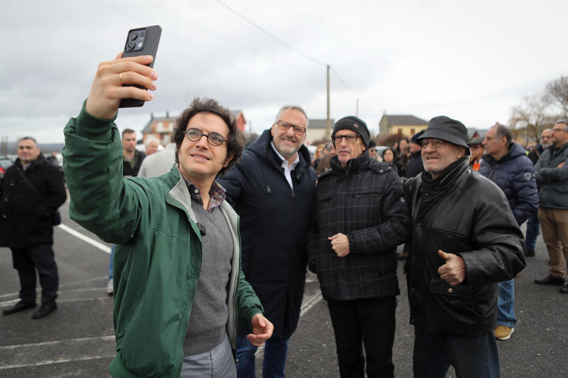 Figaredo en la polémica foto selfie con el autor de la patada a Olegario Ramón y líderes del partido.