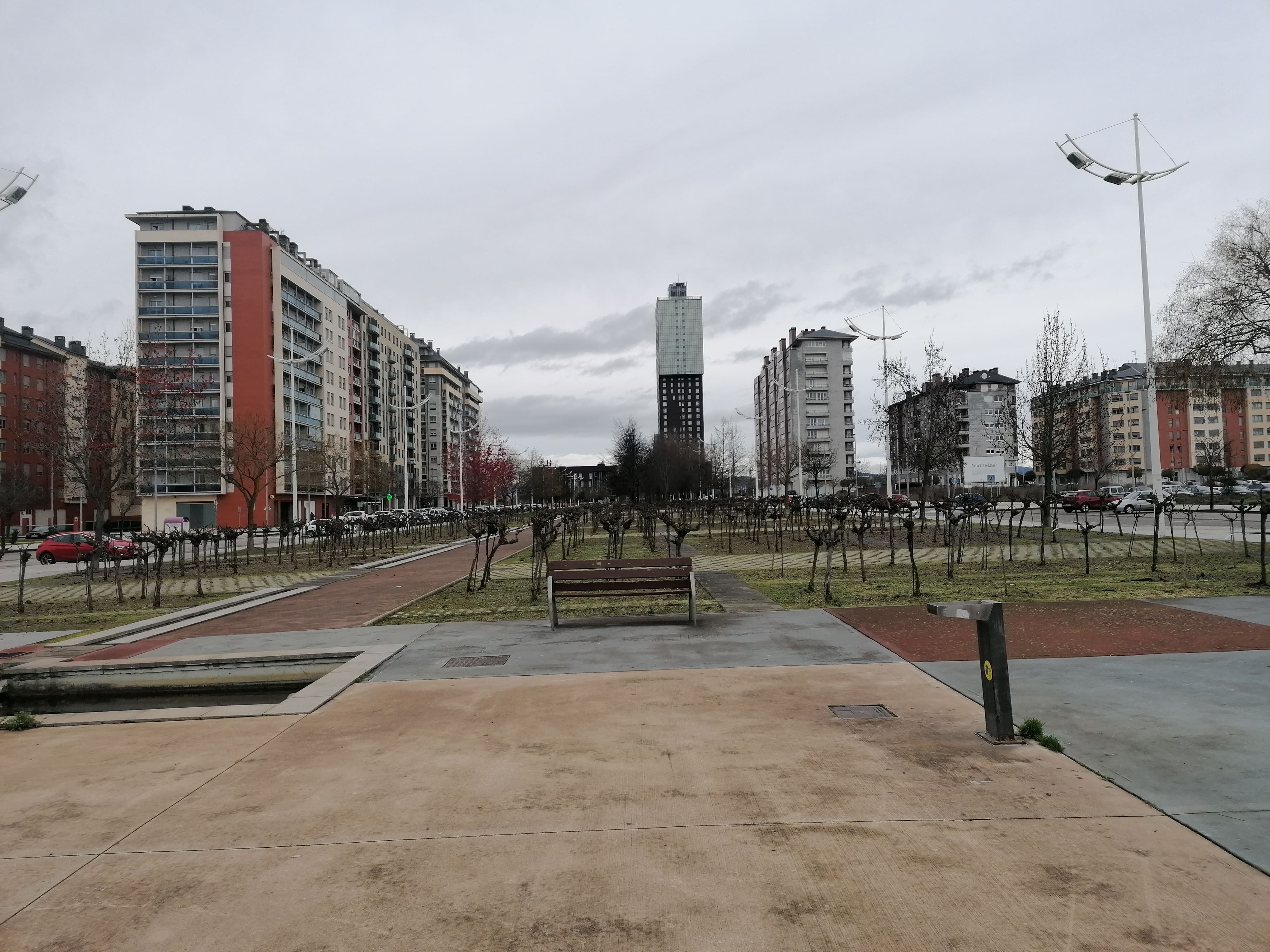 Bulevar Juan Carlos I Rey de España; y al fondo, la Torre de la Rosaleda. Bulevar Juan Carlos I Rey de España; y al fondo, la Torre de la Rosaleda.