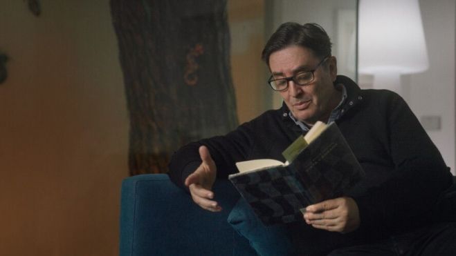 El marido de Almudena Grandes, Luis García Montero, en un fotograma del documental de Azucena Rodríguez.