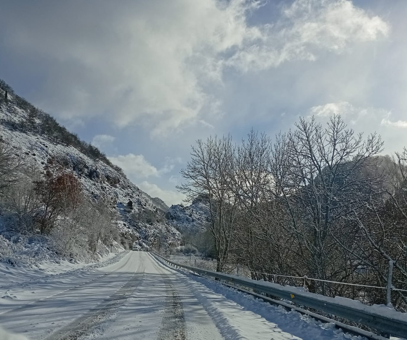 La carretera LE-473 entre Aralla y y La Pola de Gordón este sábado. | ESTEFANÍA NIÑO La carretera LE-473 entre Aralla y y La Pola de Gordón este sábado. | ESTEFANÍA NIÑO