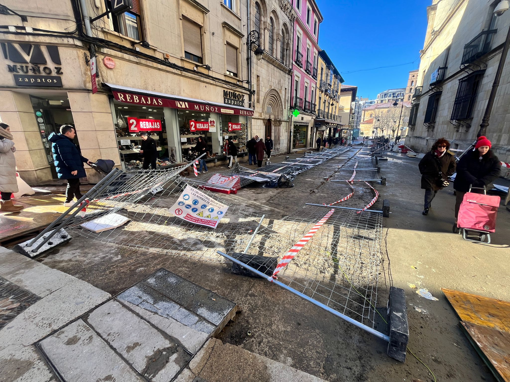 Las vallas de la calle Ancha de León en el suelo como consecuencia del fuerte viento. | SAÚL ARÉN