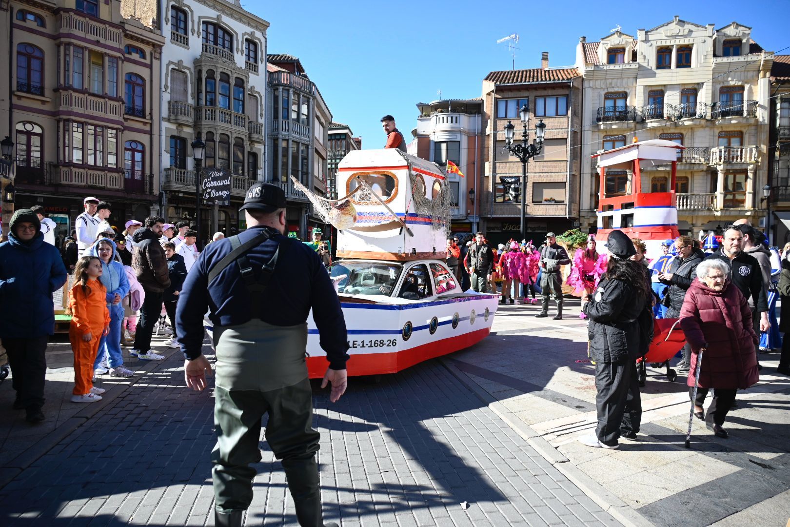 La Bañeza celebra su Carnaval Auténtico durante el 'Sábado de Chispas'. | SAÚL ARÉN