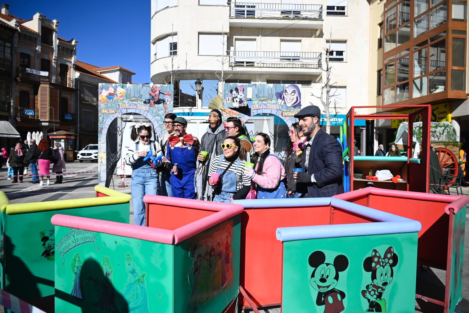 La Bañeza celebra su Carnaval Auténtico durante el 'Sábado de Chispas'. | SAÚL ARÉN