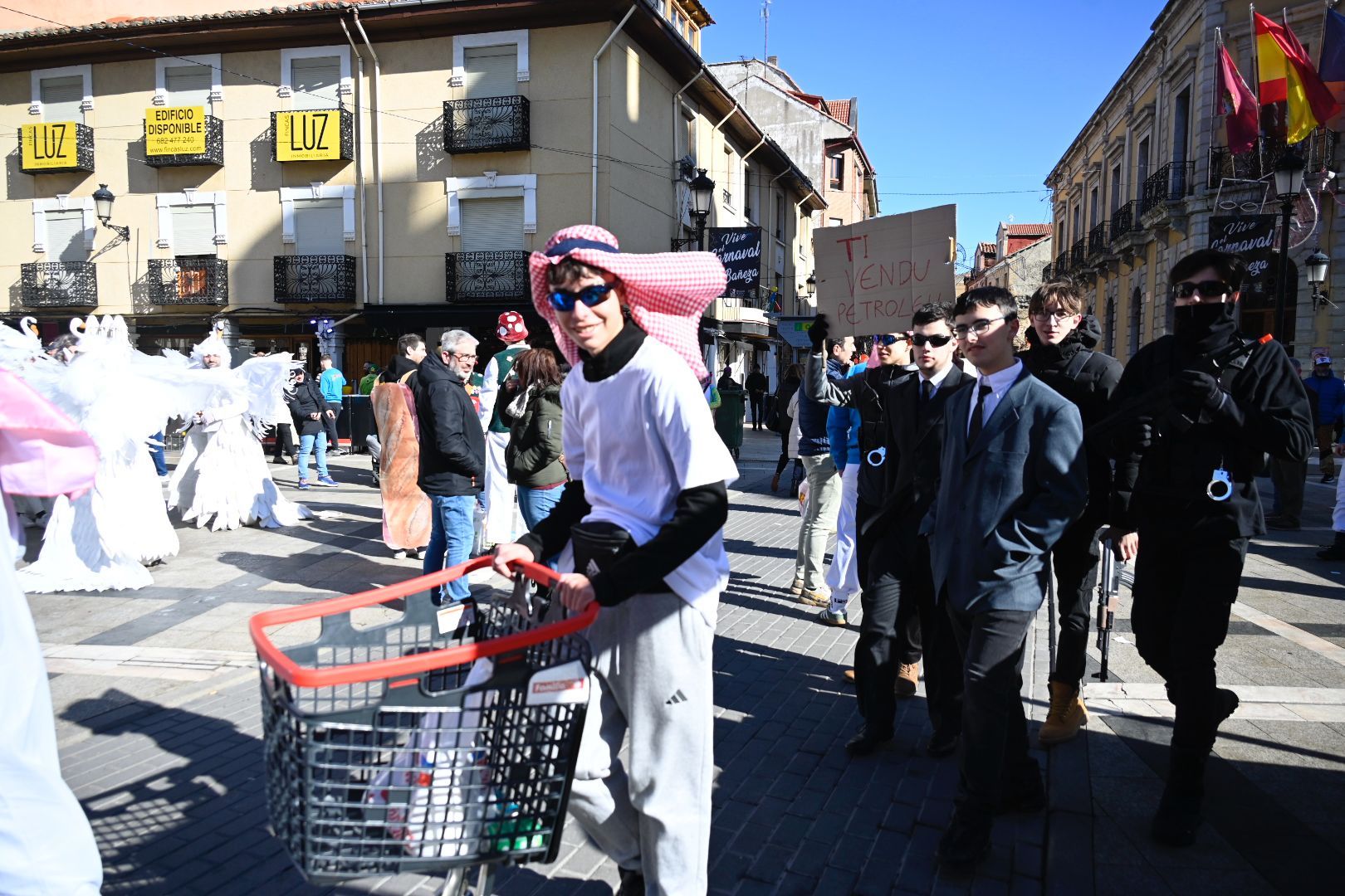 La Bañeza celebra su Carnaval Auténtico durante el 'Sábado de Chispas'. | SAÚL ARÉN