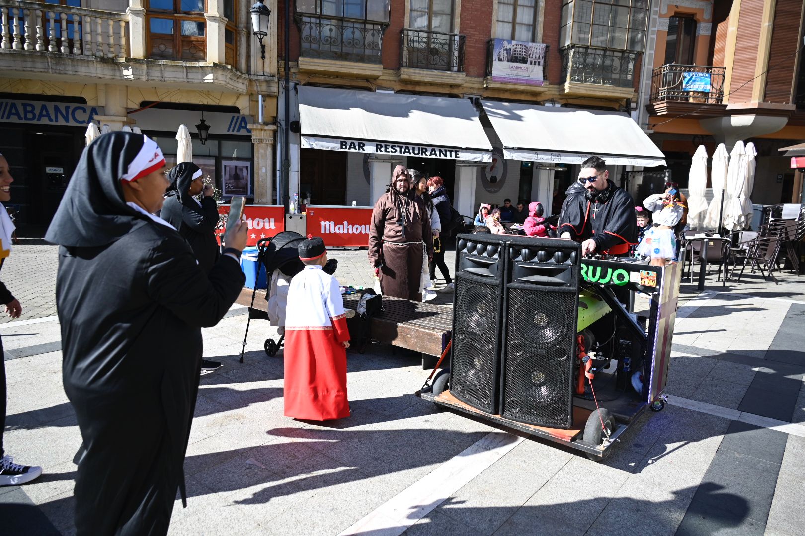 La Bañeza celebra su Carnaval Auténtico durante el 'Sábado de Chispas'. | SAÚL ARÉN