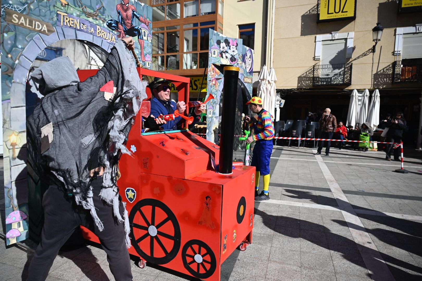 La Bañeza celebra su Carnaval Auténtico durante el 'Sábado de Chispas'. | SAÚL ARÉN