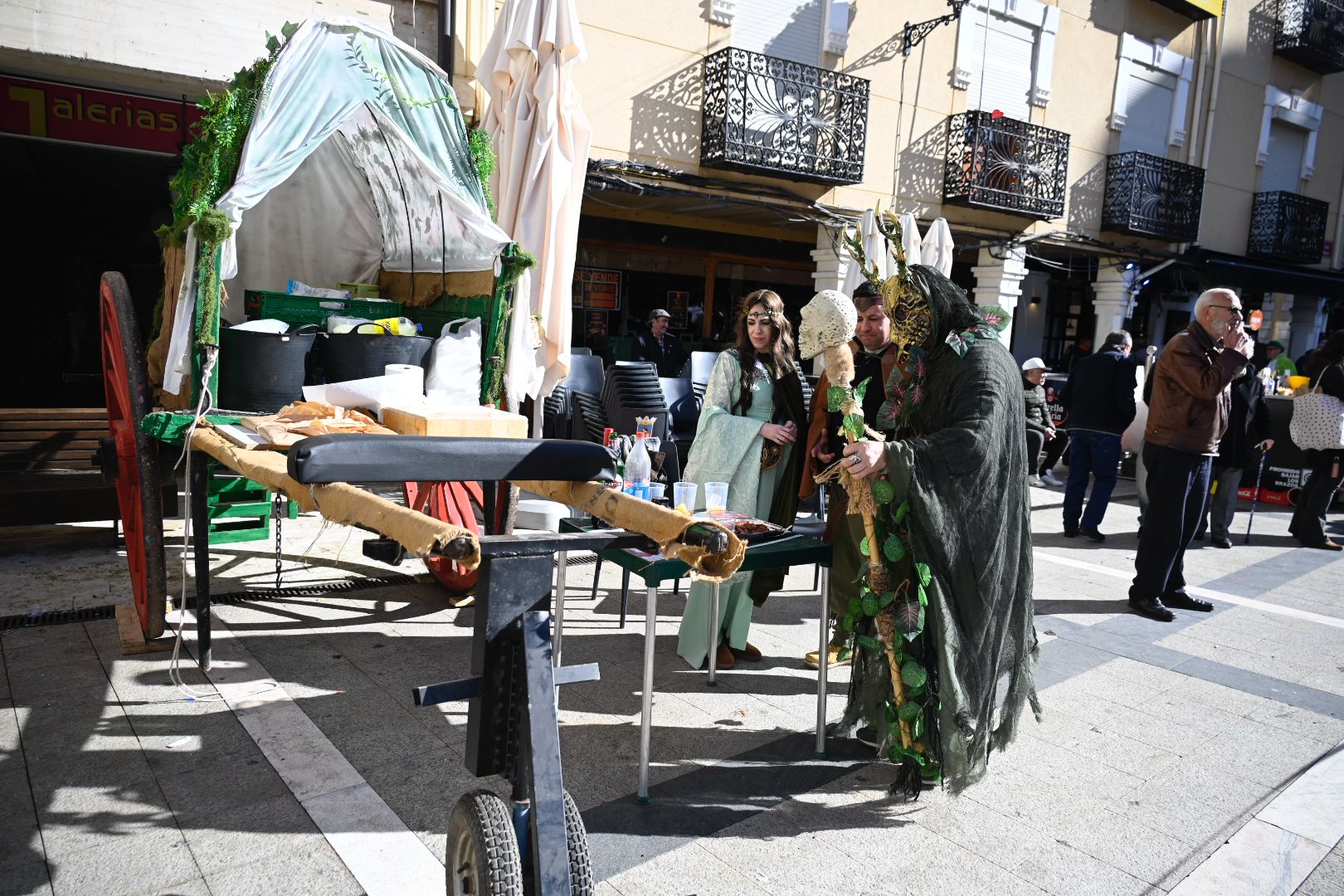 La Bañeza celebra su Carnaval Auténtico durante el 'Sábado de Chispas'. | SAÚL ARÉN