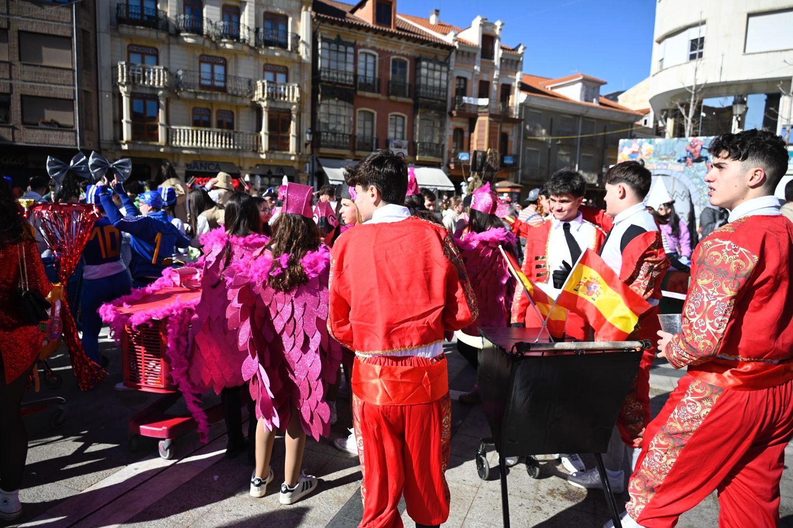 La Bañeza celebra su Carnaval Auténtico durante el 'Sábado de Chispas'. | SAÚL ARÉN