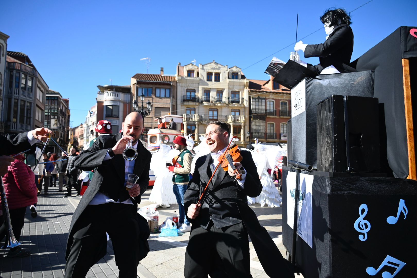 La Bañeza celebra su Carnaval Auténtico durante el 'Sábado de Chispas'. | SAÚL ARÉN