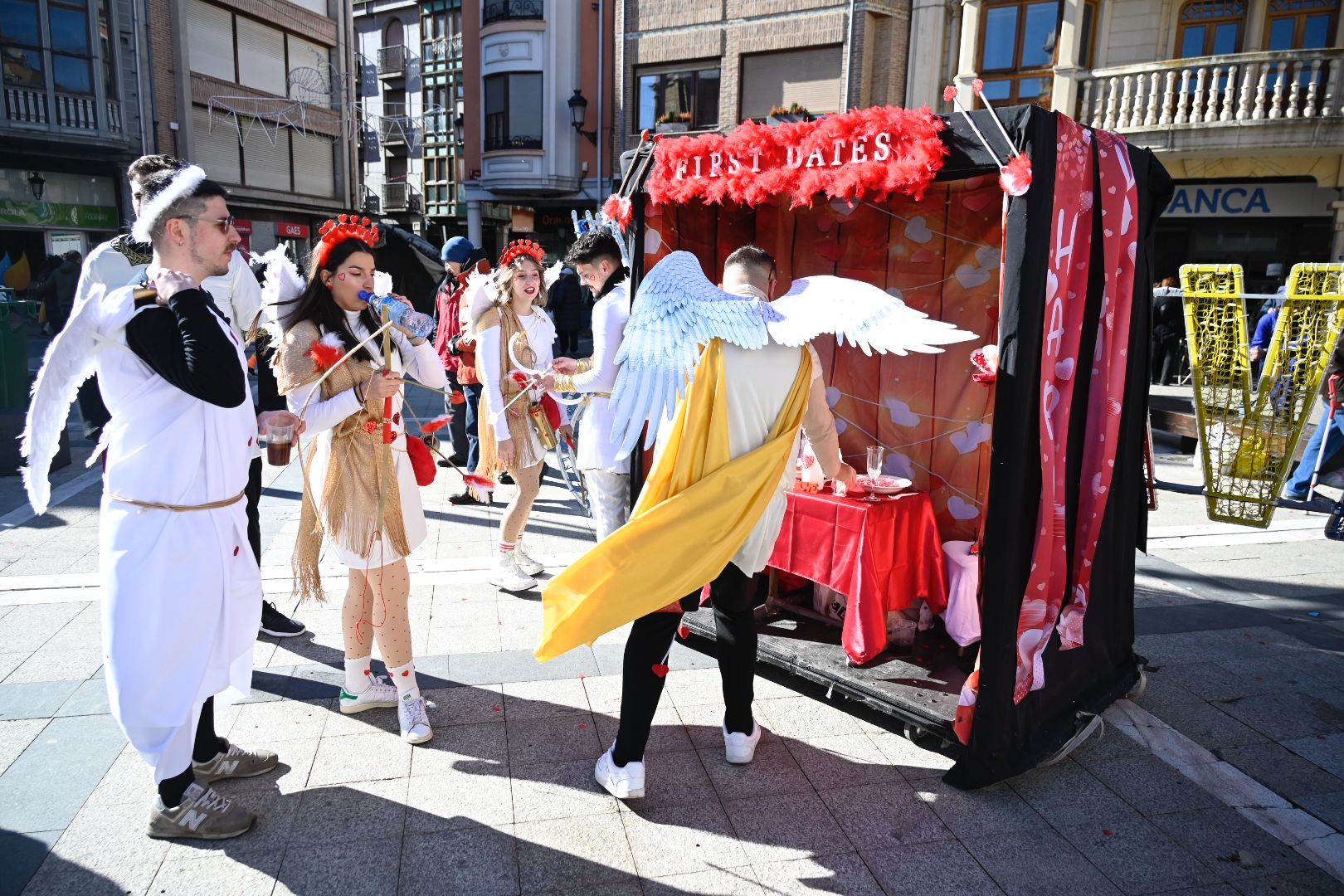 La Bañeza celebra su Carnaval Auténtico durante el 'Sábado de Chispas'. | SAÚL ARÉN