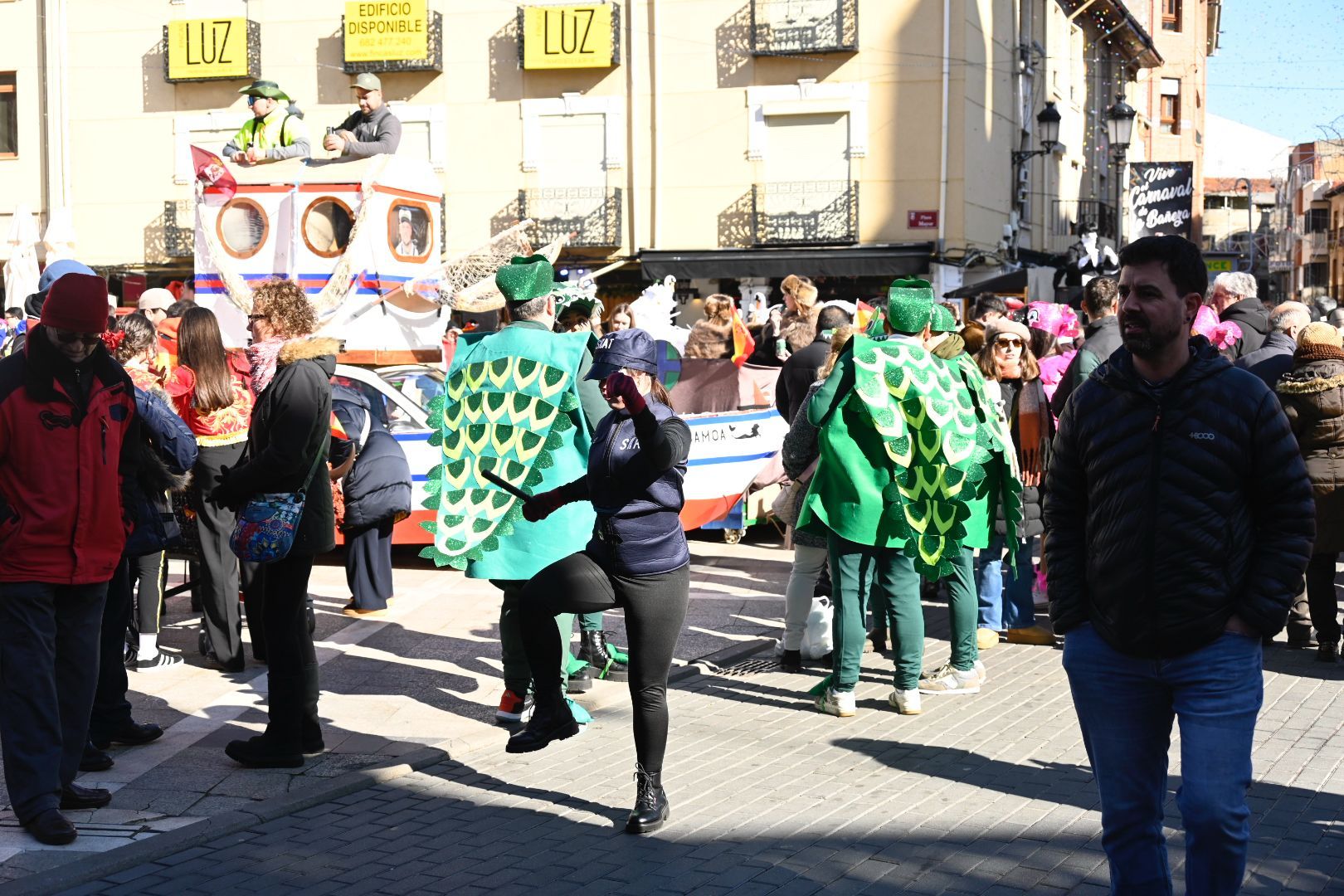 La Bañeza celebra su Carnaval Auténtico durante el 'Sábado de Chispas'. | SAÚL ARÉN