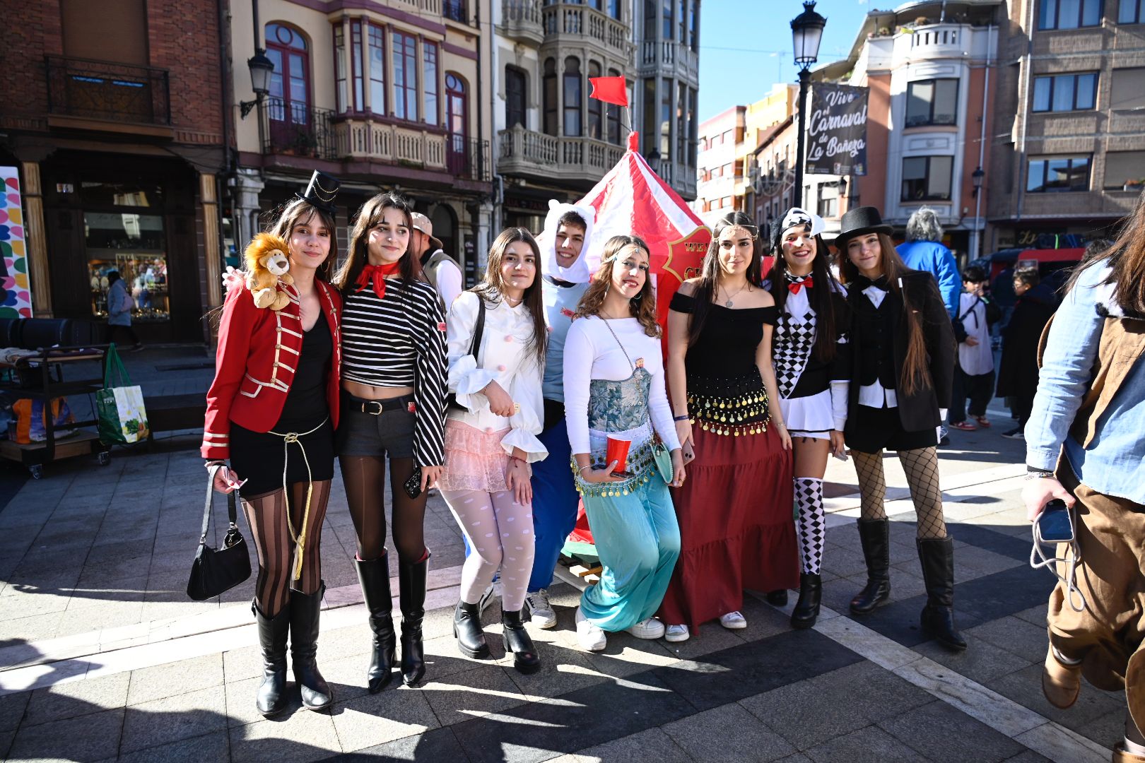 La Bañeza celebra su Carnaval Auténtico durante el 'Sábado de Chispas'. | SAÚL ARÉN