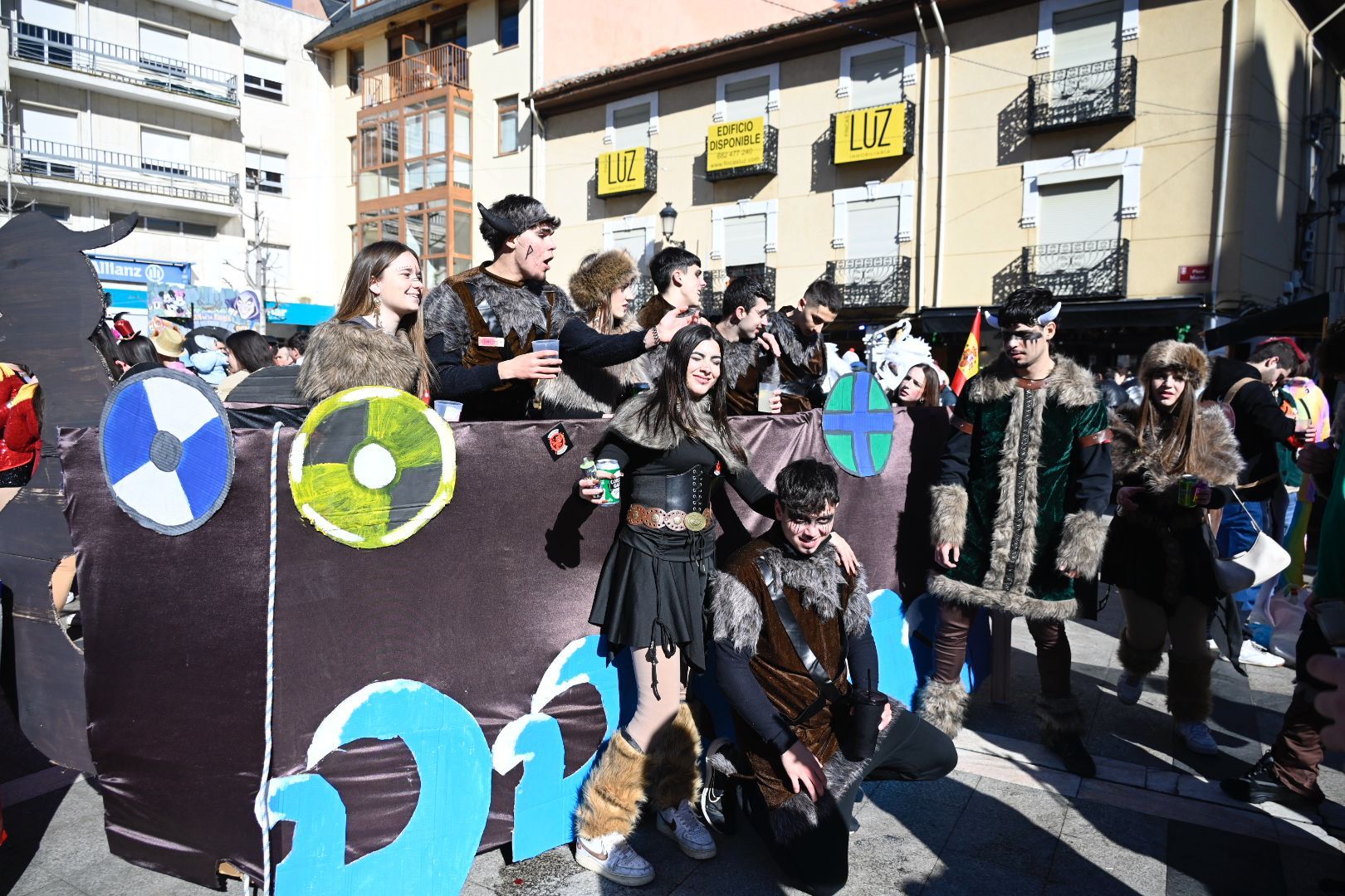 La Bañeza celebra su Carnaval Auténtico durante el 'Sábado de Chispas'. | SAÚL ARÉN
