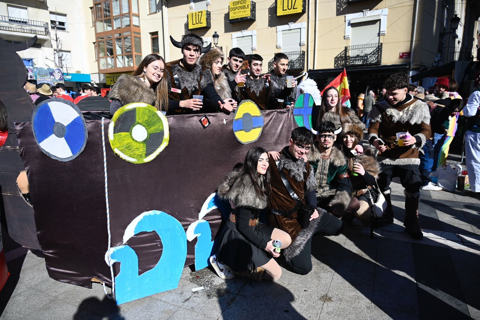 La Bañeza celebra su Carnaval Auténtico durante el 'Sábado de Chispas'. | SAÚL ARÉN