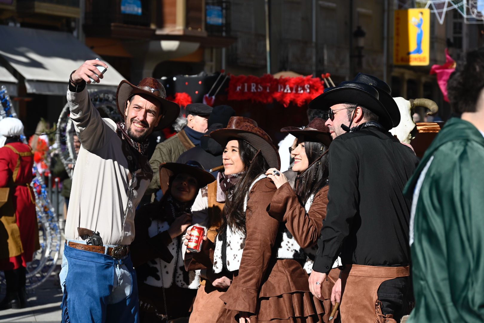La Bañeza celebra su Carnaval Auténtico durante el 'Sábado de Chispas'. | SAÚL ARÉN