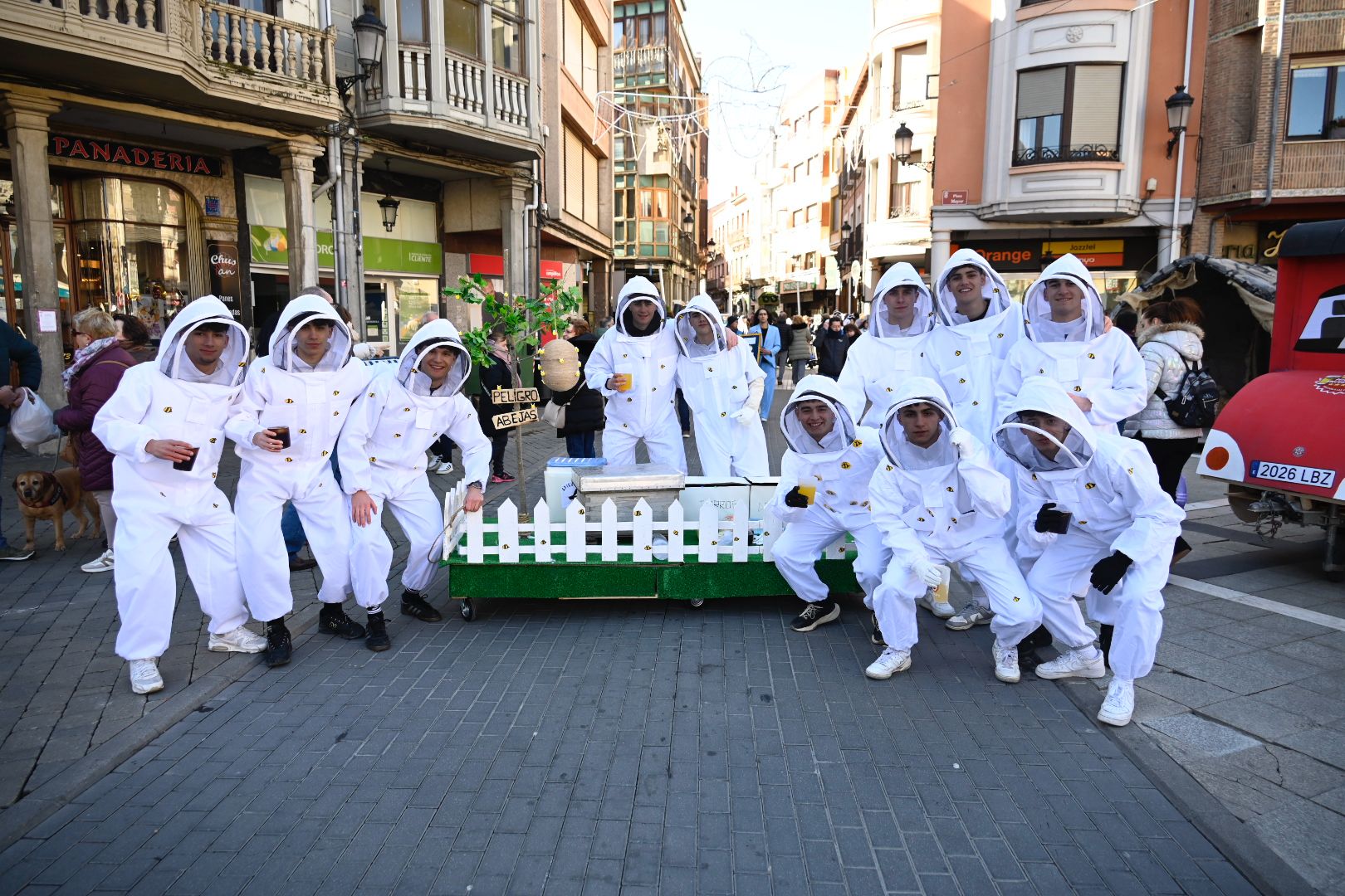 La Bañeza celebra su Carnaval Auténtico durante el 'Sábado de Chispas'. | SAÚL ARÉN