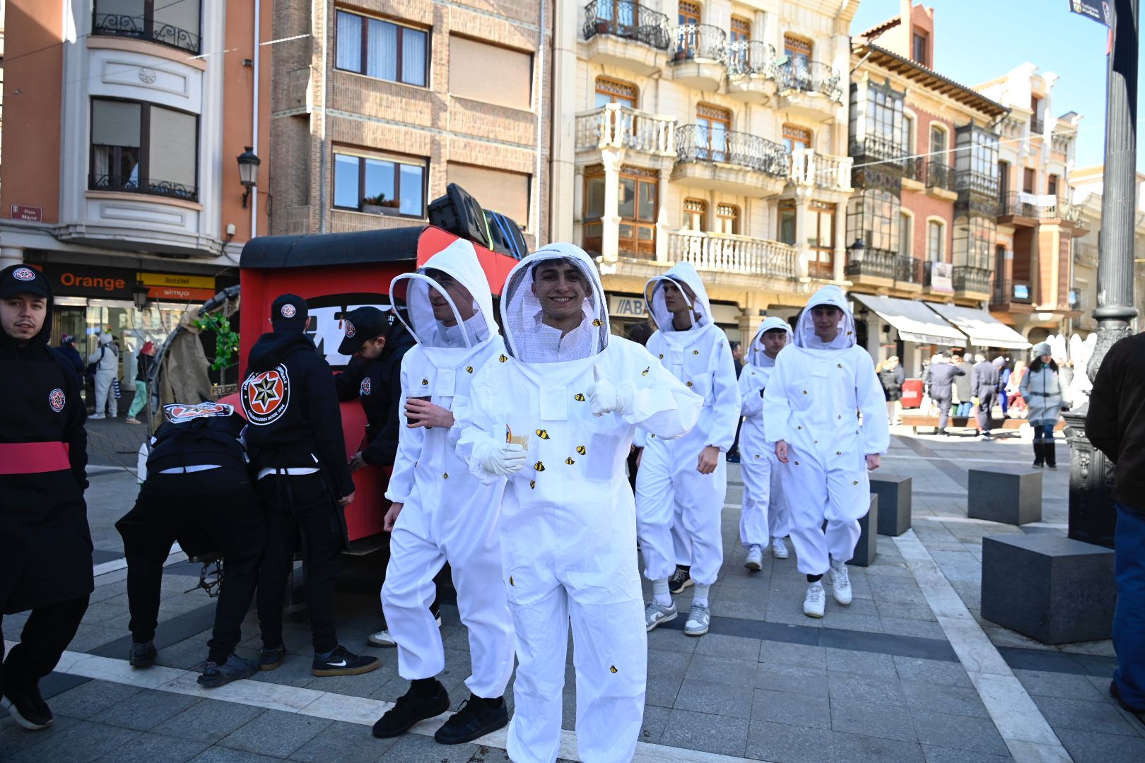 La Bañeza celebra su Carnaval Auténtico durante el 'Sábado de Chispas'. | SAÚL ARÉN