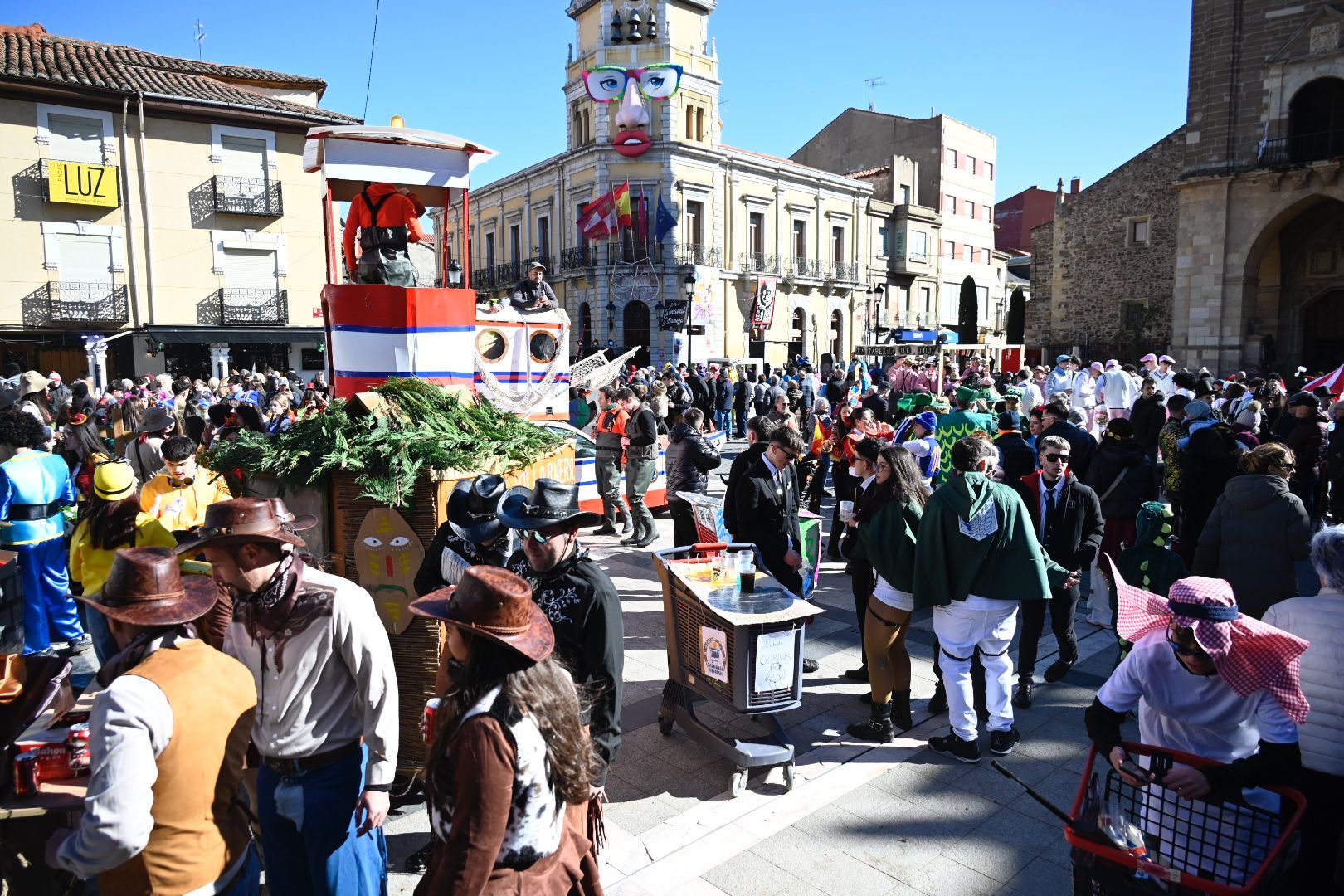 La Bañeza celebra su Carnaval Auténtico durante el 'Sábado de Chispas'. | SAÚL ARÉN