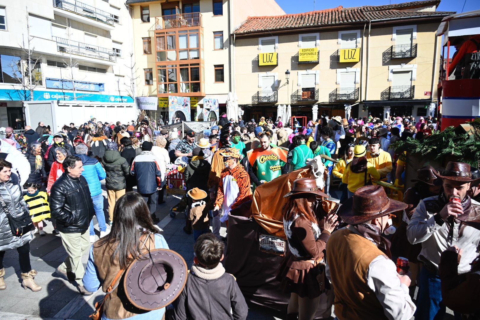 La Bañeza celebra su Carnaval Auténtico durante el 'Sábado de Chispas'. | SAÚL ARÉN