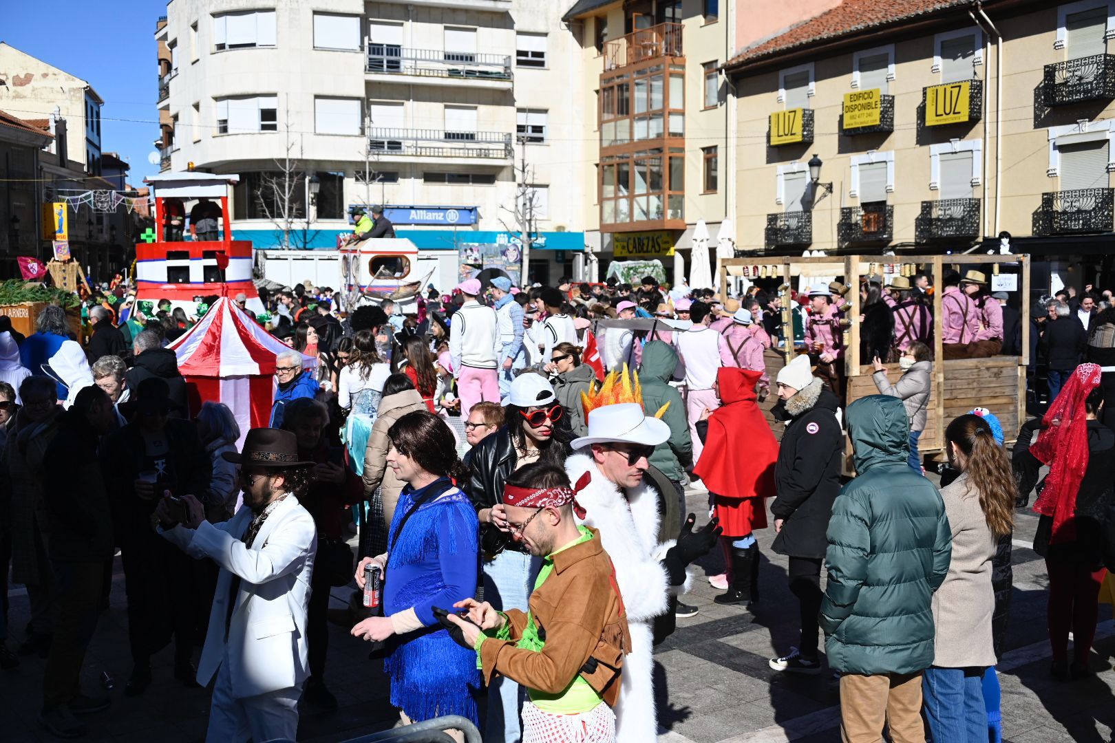 La Bañeza celebra su Carnaval Auténtico durante el 'Sábado de Chispas'. | SAÚL ARÉN