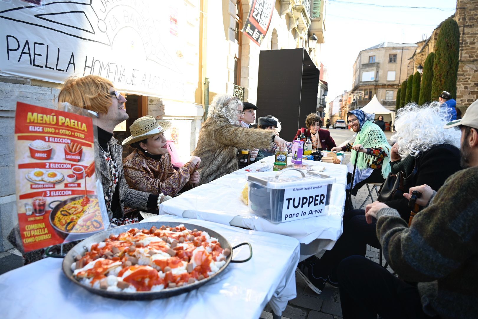 La Bañeza celebra su Carnaval Auténtico durante el 'Sábado de Chispas'. | SAÚL ARÉN