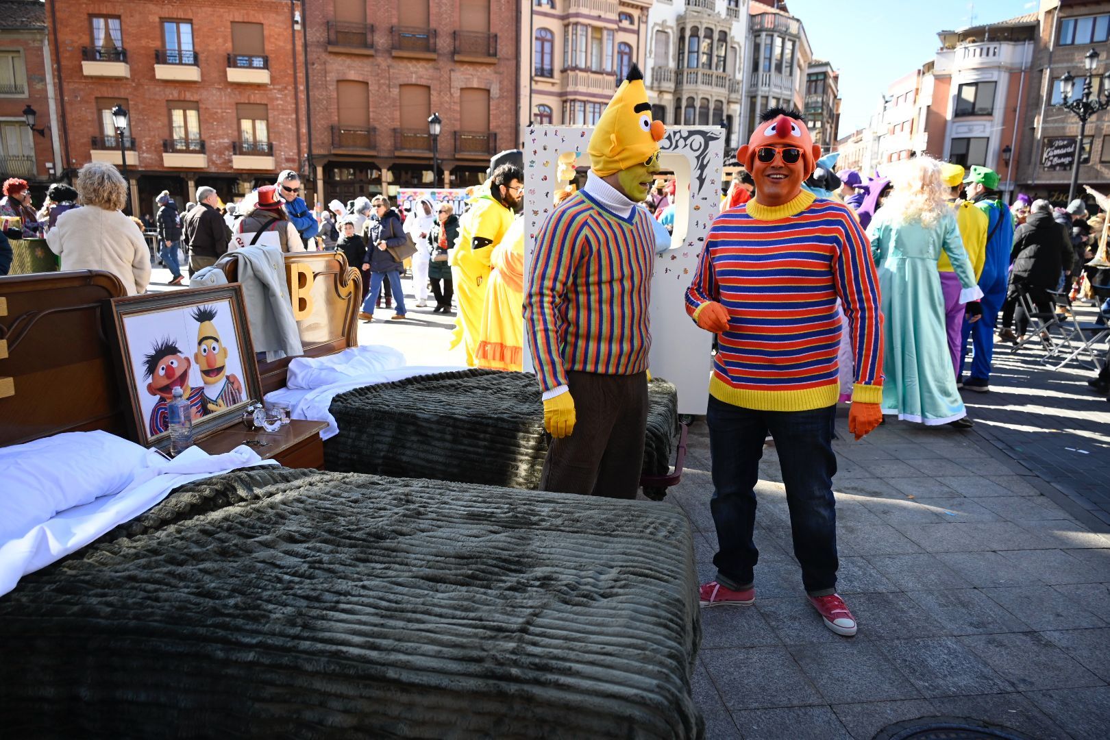 La Bañeza celebra su Carnaval Auténtico durante el 'Sábado de Chispas'. | SAÚL ARÉN