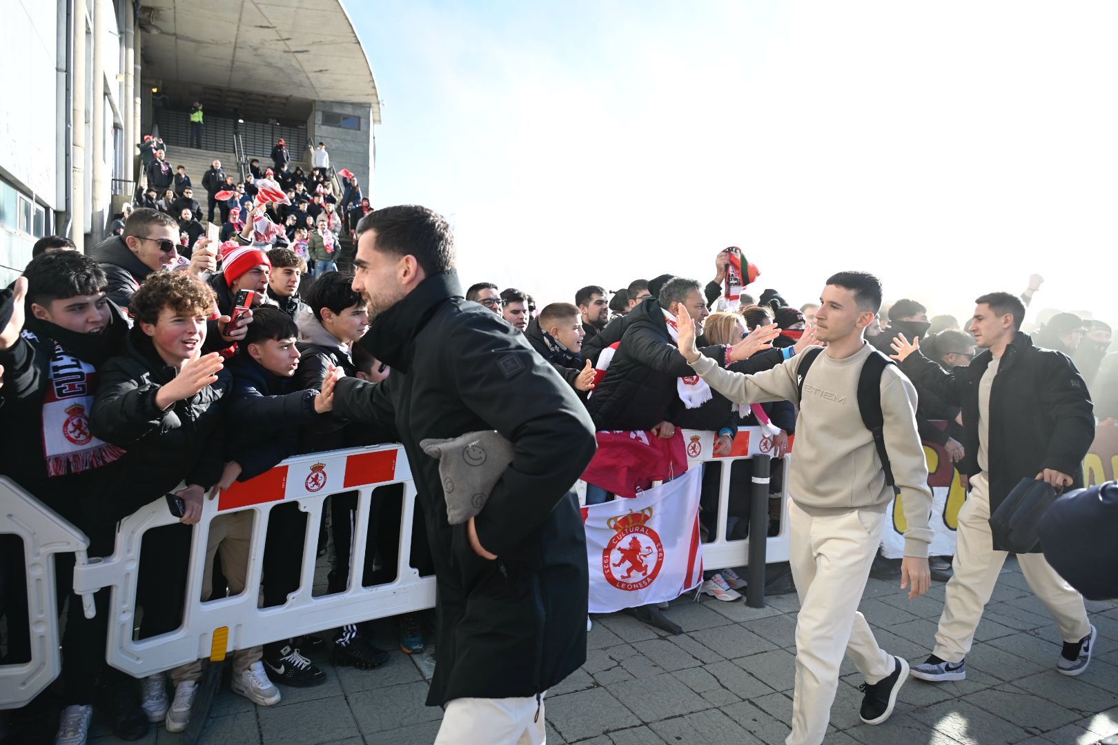 Fornos, Chacón y Justo saludan a la afición presente en el estadio a la llegada de la Cultural para medirse al Zaragoza. | SAÚL ARÉN