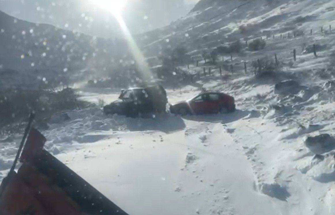 Una quitanieves rescatando vecinos y muros caídos... las consecuencias de 'Oriana' en Villamanín.