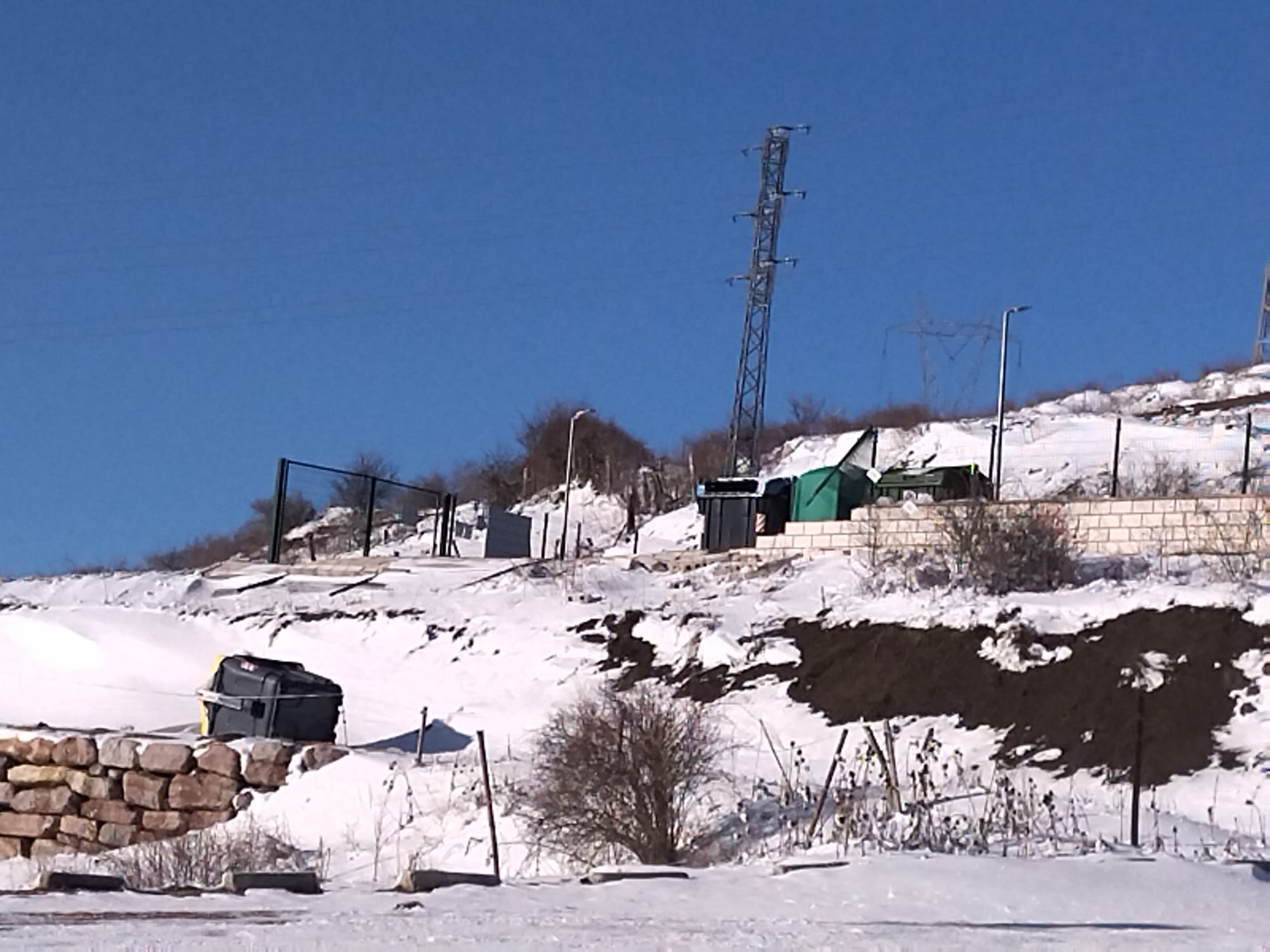 El viento también derribo parte del punto limpio.