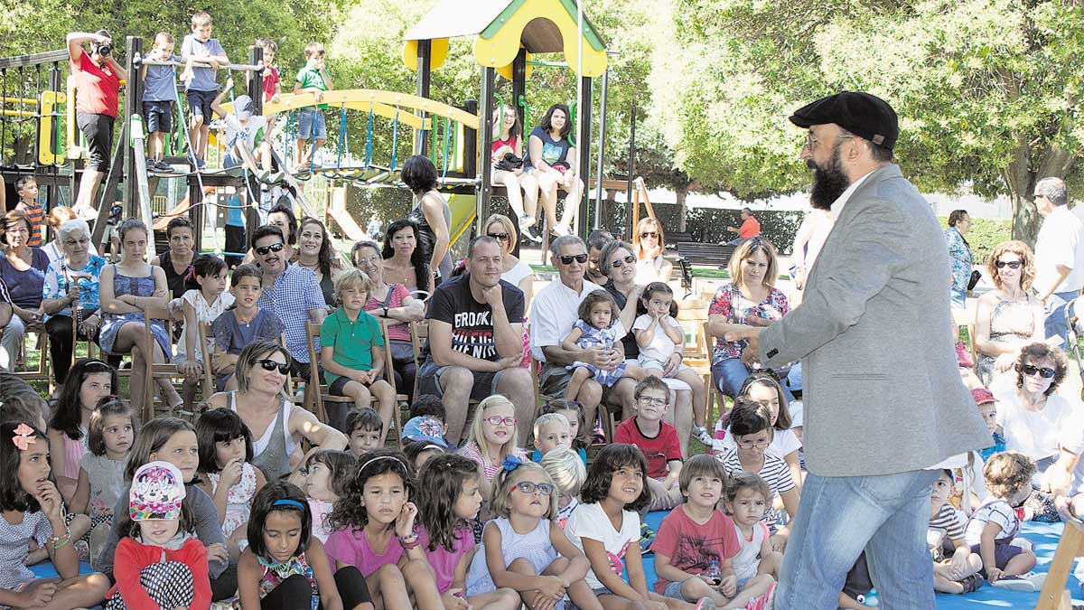 Actuación del narrador asturiano David Acera este viernes en el parque infantil de Santa María. | T. GIGANTO