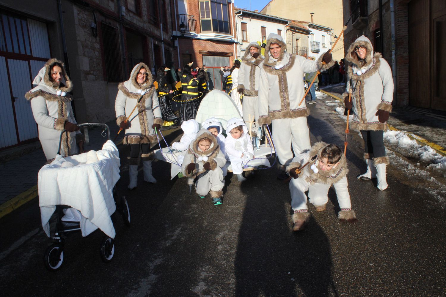 El desfile de Boñar desafío a la nieve, al frío y al viento. | ALFREDO HURTADO