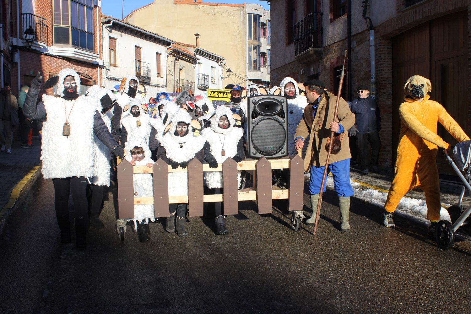 Un rebaño de ovejas muy bien controlado durante el desfile. | ALFREDO HURTADO