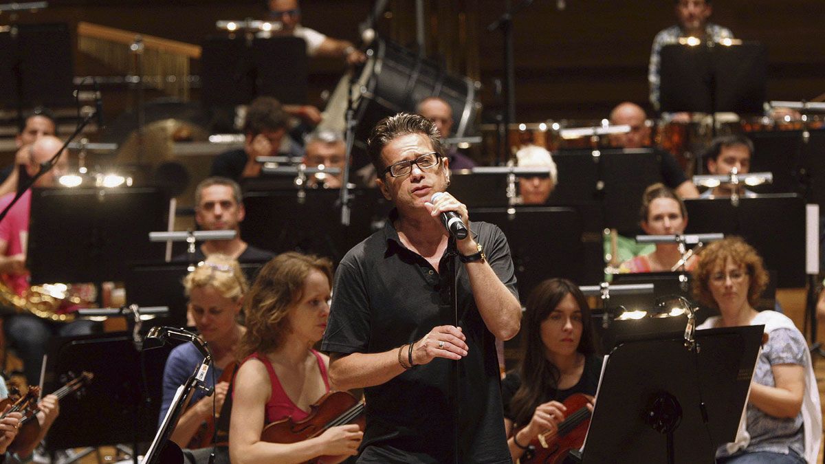 El cantante y compositor Santiago Auserón en el concierto inaugural del espectáculo ‘Vagamundo’ con la Oscyl en el Auditorio Miguel Delibes de Valladolid. | MIRIAM CHACÓN (ICAL)